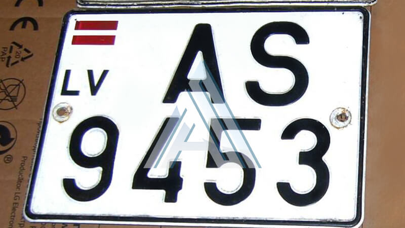 Квадратный номерной знак старого образца для Латвии
