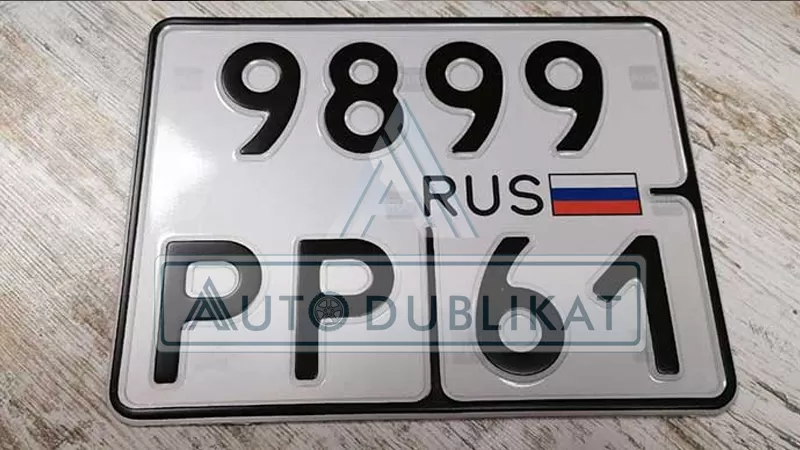 Мотоциклетный номерной знак нового образца с флагом РФ